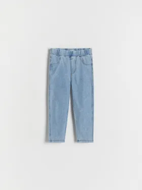 Spodnie o dopasowanym fasonie, wykonane z gładkiej dzianiny z domieszką elastycznych włókien. - niebieski