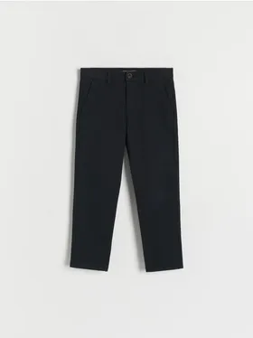 Spodnie typu chino, wykonane z gładkiej, bawełnianej tkaniny z dodatkiem elastycznych włókien. - czarny