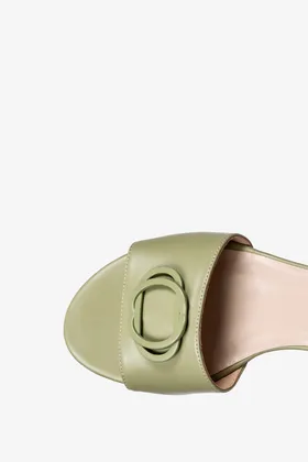Pistacjowe sandały skórzane na klocku z zakrytą piętą pasek wokół kostki ozdoba produkt polski casu 2589-207
