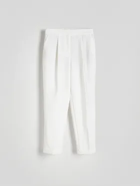 Spodnie o dopasowanym fasonie, wykonane z tkaniny z dodatkiem wiskozy. - biały