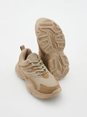 Sportowe buty typu sneakers, wykonane z łączonych materiałów. - beżowy