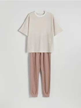 Dwuczęściowa piżama wykonana ze strukturalnej dzianiny z bawełną. - brązowy