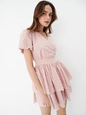 Różowa sukienka mini z ażurowymi zdobieniami - Różowy