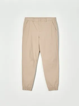 Bawełniane spodnie o kroju jogger z domieszką elastycznych włókien. - beżowy