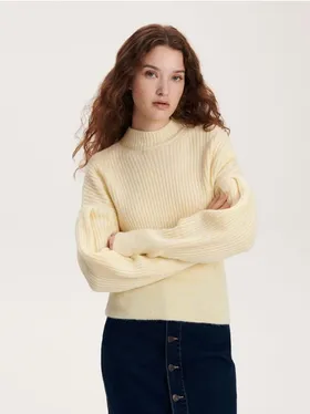 Sweter o dopasowanym fasonie, wykonany z prążkowanej dzianiny. - jasnożółty