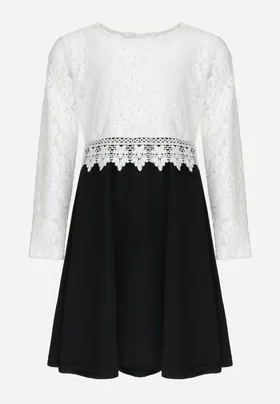 Czarno-Biała Rozkloszowana Sukienka z Ażurową Górą i Długim Rękawem Zanithia