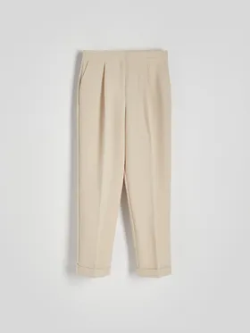 Spodnie o dopasowanym fasonie, wykonane z tkaniny z dodatkiem wiskozy. - beżowy