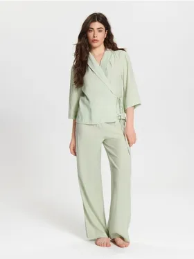 Dwuczęściowa piżama z topem typu kimono, wykonana z delikatnej dla skóry wiskozy z dodatkiem wyrzymałego materiału. - zielony