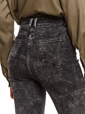 Jeansowe spodnie z paskiem