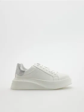 Buty typu sneakersy, wykonane z imitacji skóry. - biały