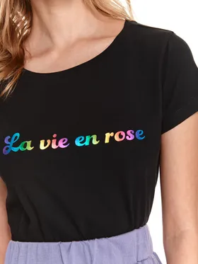T-shirt z kolorowym napisem