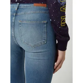 REVIEW Jeansy w dekatyzowanym stylu o kroju skinny fit