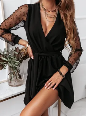 Czarna sukienka z przekładanym dekoltem i tiulowymi rękawami Rosalind - czarny