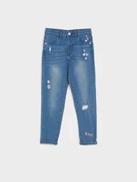 Bawełniane jeansy z domieszką elastycznych włokien. Ozdobione drobnymi haftami i przetarciami. - niebieski