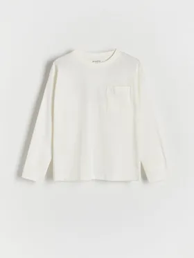 Koszulka typu longsleeve o swobodnym fasonie, uszyta z przyjemnej w dotyku, bawełnianej dzianiny. - złamana biel