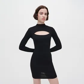 Czarna sukienka mini z długimi rękawami i wycięciem - Czarny