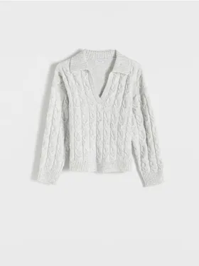Sweter o prostym, swobodnym fasonie, wykonany z przyjemnej w dotyku dzianiny. - jasnoszary