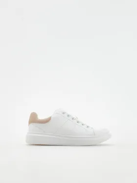 Buty typu sneakersy, wykonane z imitacji skóry. - biały