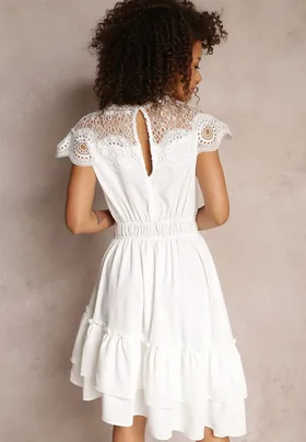 Biała Rozkloszowana Sukienka Midi z Gumką w Talii i Koronkowym Dekoltem Panita