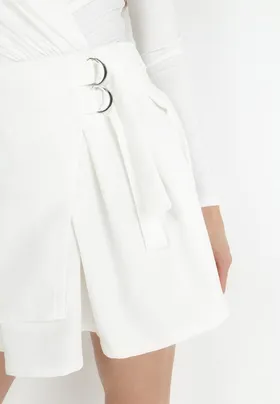 Biała Kopertowa Spódnica Mini z Ozdobnymi Paskami Conia