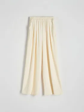 Spodnie o swobodnym fasonie, wykonane z gładkiej i przyjemnej w dotyku tkaniny. - złamana biel
