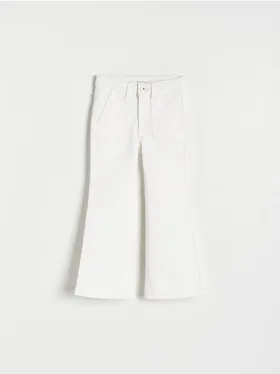Jeansy typu flare, uszyte z bawełnianej tkaniny z dodatkiem elastycznych włókien. - złamana biel