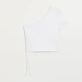 Krótka bluzka z asymetrycznym dekoltem i ściągaczem biała - Biały