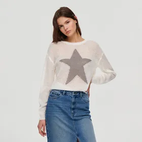 Luźny sweter z motywem gwiazdy kremowy - Biały