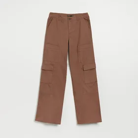 Brązowe spodnie straight fit z kieszeniami cargo - Brązowy