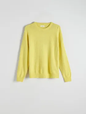 Sweter o swobodnym fasonie z kolekcji PREMIUM, wykonany z bawełnianej dzianiny. - żółty