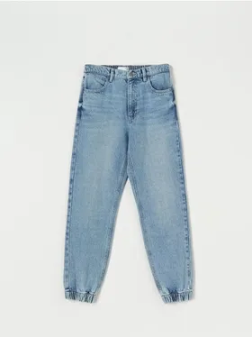 Spodnie jeansowe o swobodnym kroju jogger, uszyte z bawełny z domieszką delikatnej dla skóry wiskozy. - niebieski