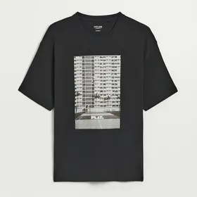 Luźna koszulka z kontrastowym nadrukiem czarna - Czarny