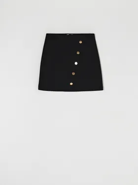Czarna spódnica z dekoracyjnymi napami z przodu. Uszyta z szybkoschnącego materiału z domieszką elastycznych włókien. - czarny