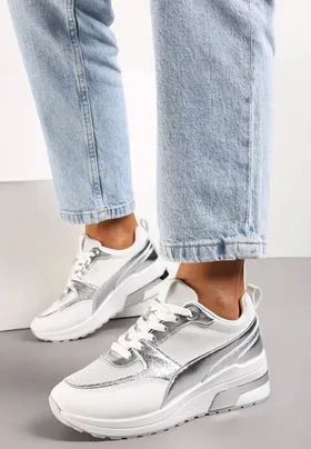 Białe Sneakersy na Niewysokim Koturnie z Metalicznymi Naszywkami Swerdia