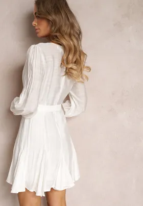 Biała Rozkloszowana Sukienka Mini z Wiązaniem w Talii Evyna