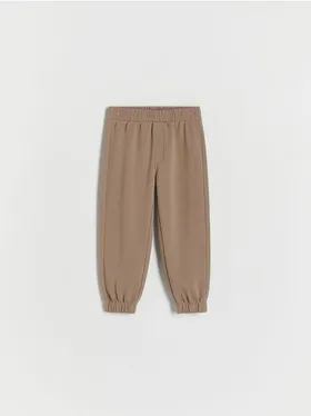 Dresowe spodnie typu jogger, wykonane z gładkiej, bawełnianej dzianiny. - brązowy