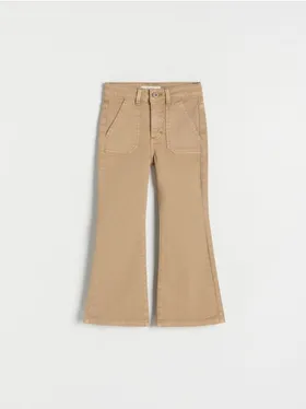 Jeansy typu flare, uszyte z bawełnianej tkaniny z dodatkiem elastycznych włókien. - beżowy
