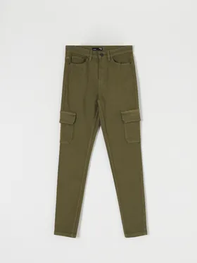 Spodnie jeansowe o dopasowanym kroju z kieszeniami cargo, uszyte z bawełny z domieszką elastycznych włókien. - zielony
