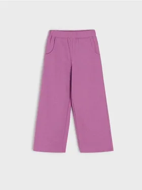 Wygodne, szerokie spodnie wykonane z miękkiej, bawełnianej dzianiny. - fioletowy