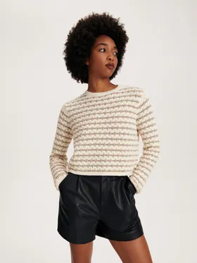 Sweter o prostym fasonie, wykonany z ażurowej dzianiny z domieszką bawełny i wykończony metalizowaną nicią. - beżowy