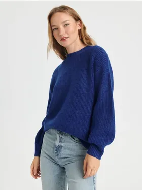 Wygodny sweter w prążki o swobodnym kroju, uszyty z miękkiej dzianiny z dodatkiem elastycznych włókien. - niebieski