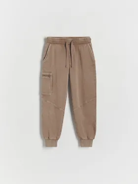 Spodnie typu jogger, wykonane z przyjemnej w dotyku, bawełnianej dzianiny. - brązowy