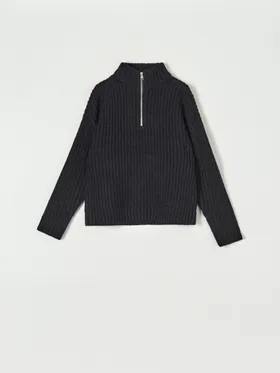 Prążkowany sweter z rozpinaną stójką, uszyty z lekkiego i wygodnego w noszeniu materiału. - czarny
