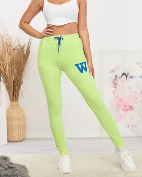 Neonowe zielone damskie spodnie dresowe z kolorową naszywką - Odzież - Zielony || Neonowy