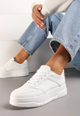 Białe Sneakersy na Niskiej Platformie z Ozdobnymi Przeszyciami Huviena