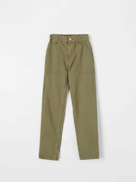 Wygodne jeansy z lekko zwężanymi nogawkami i elastyczną talią. - zielony