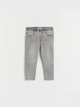 Jeansy o dopasowanym fasonie, wykonane z tkaniny z bawełną i dodatkiem elastycznych włókien. - jasnoszary