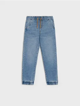 Wygodne jeansy wykonane z bawełnianej tkaniny z domieszką elastycznych włókien. - niebieski