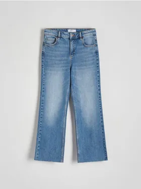 Jeansy o dopasowanym fasonie z rozszerzanymi nogawkami, uszyte z bawełny z dodatkiem elastycznych włókien. - niebieski