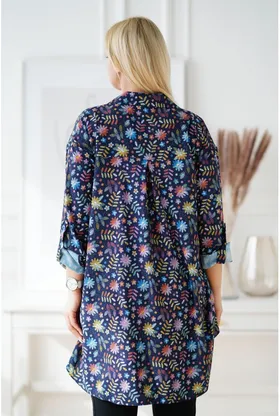 Granatowa koszula w kolorowe kwiaty z dłuższym tyłem - MOLI
